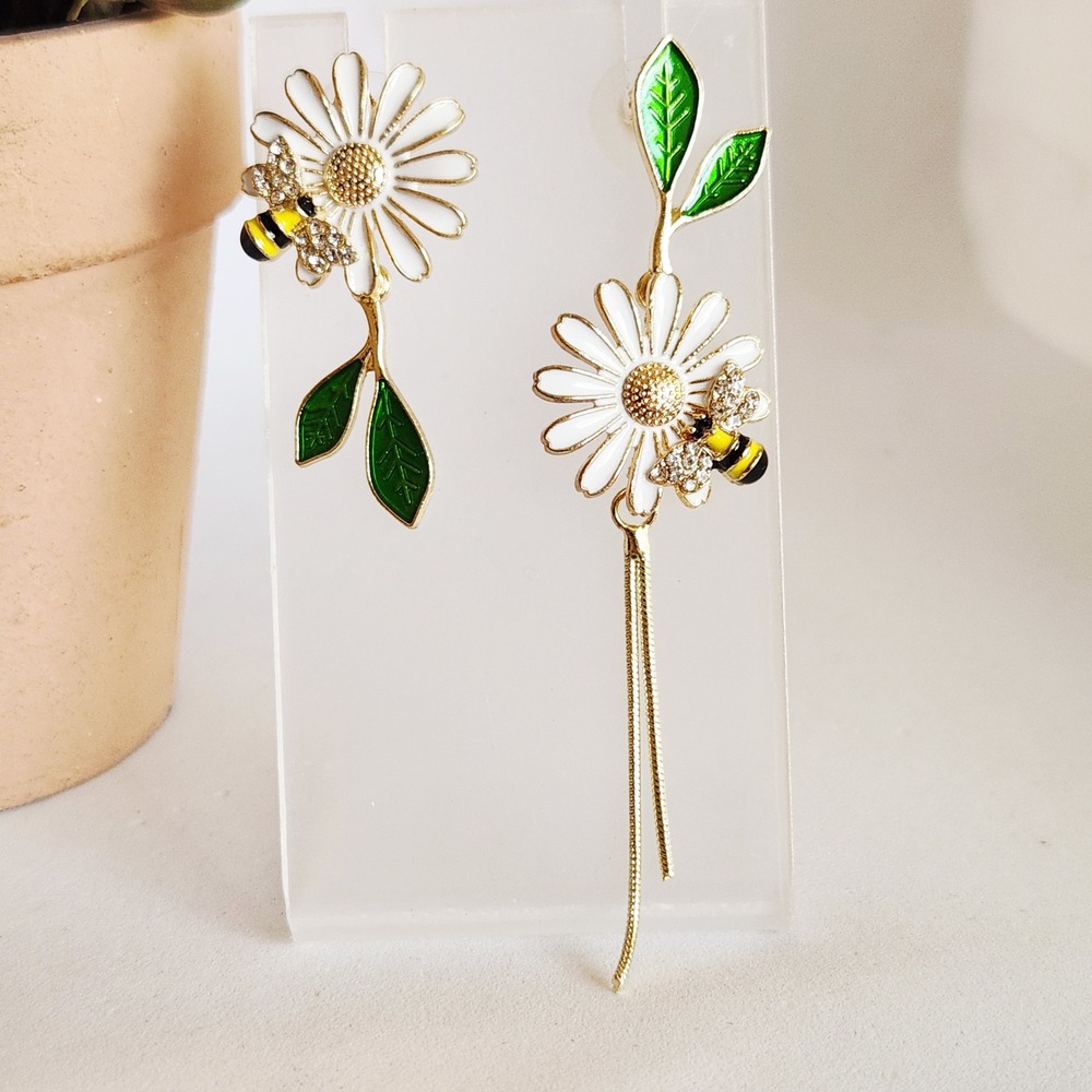 Dainty Daisy and Honeybee Asymmetrical Enamel Drop Earrings Gold Tone Tassel